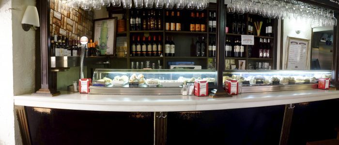 La barra de la taberna con las botellas al fondo