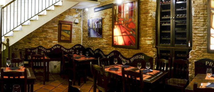El comedor y la escalera del local