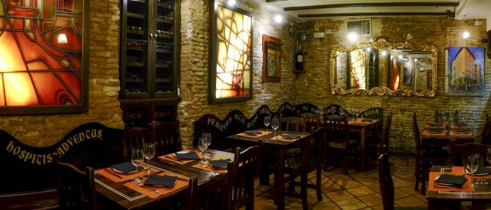 El salón comedor con las mesas preparadas