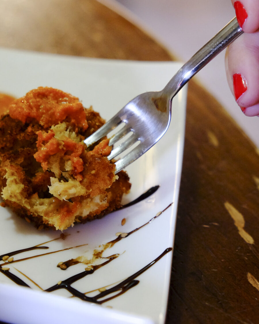 Una croqueta de la casa recién servida en el plato