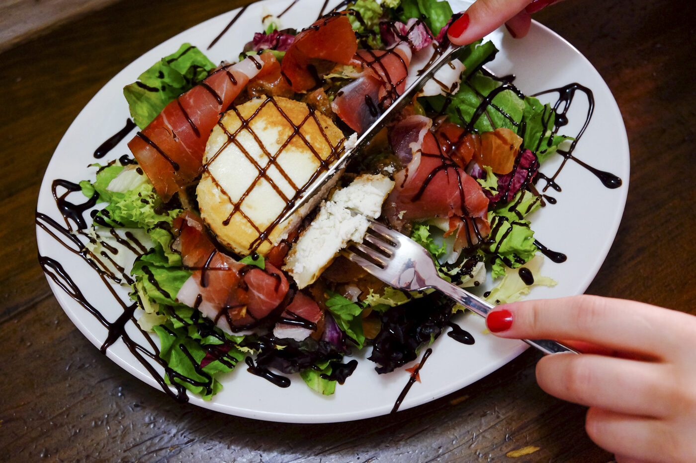 Ensalada con jamón ibérico y queso de cabra