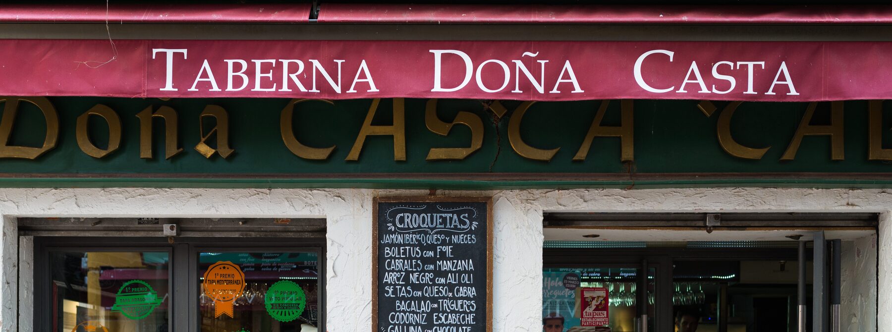 Fachada de Taberna Doña Casta en la calle Estébanes