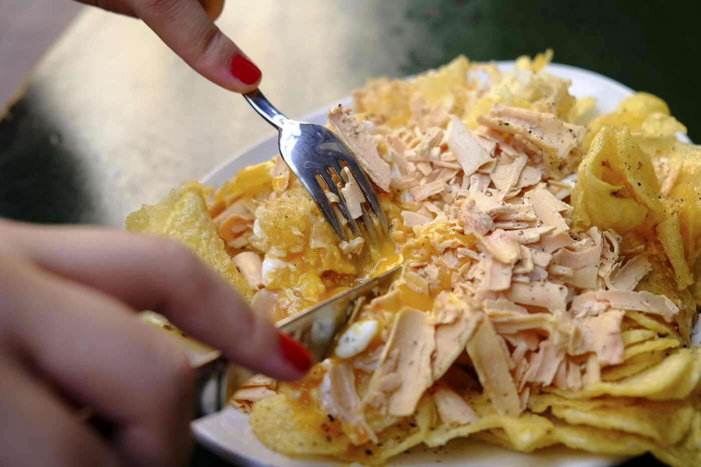 Huevos rotos con gulas