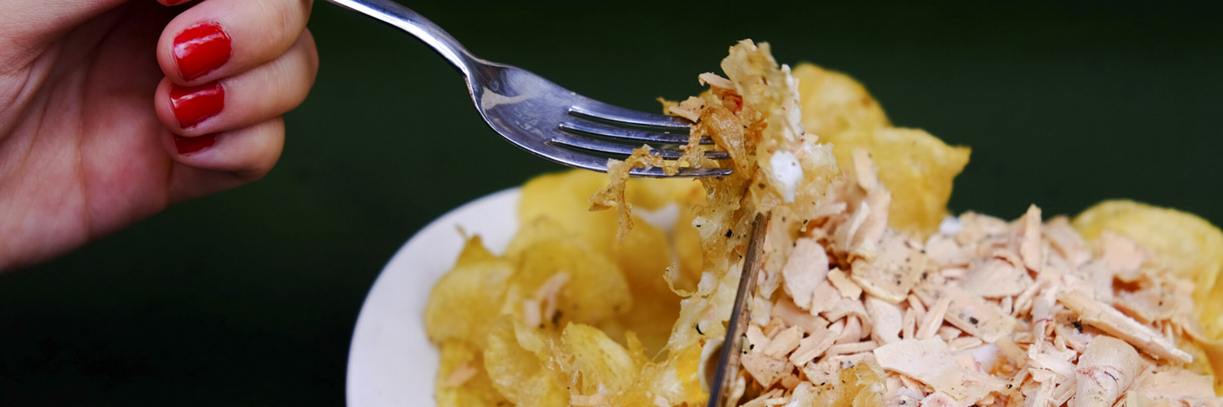 Huevos rotos con gulas recién servidos