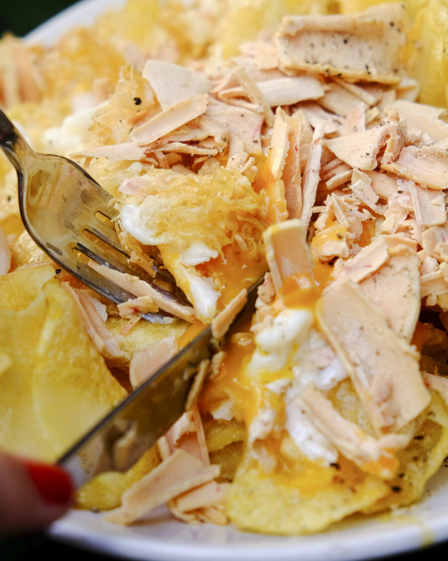 Plato de huevos rotos servido en la mesa