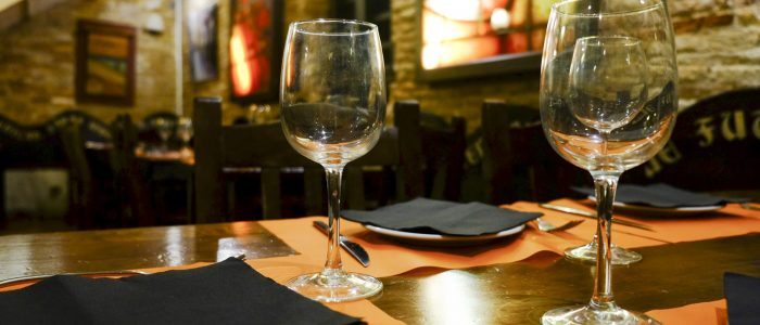 Una mesa puesta con las copas de vino