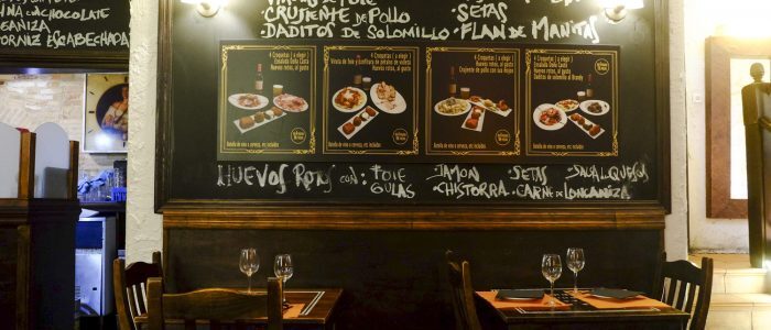 La pizarra de la taberna con las sugerencias escritas a mano